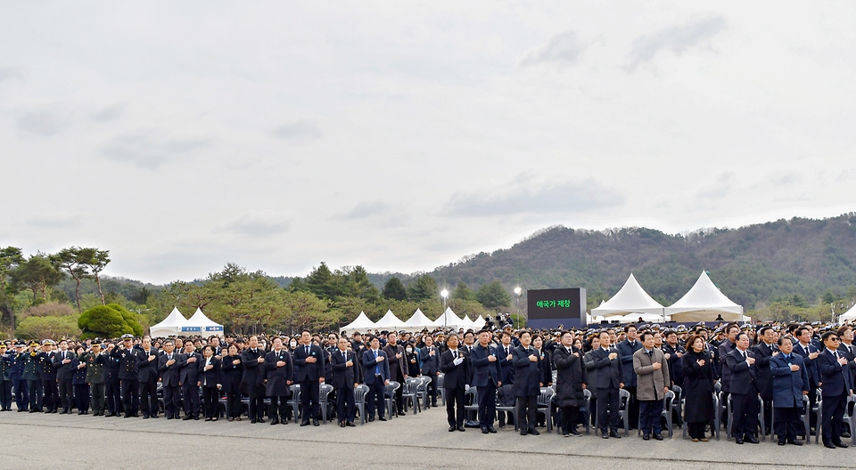 한덕수 대통령 권한대행 국무총리가 28일 오전 국립대전현충원에서 열린 제10회 서해수호의 날 기념식에 참석하여 주요내빈들과 함께 국민의례를 하고 있다.