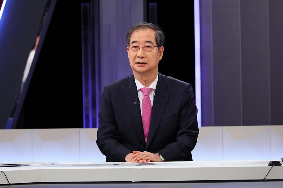 한덕수 대통령권한대행 국무총리가 30일 여의도 KBS에서 방송된 '산불 피해 함께 이겨냅시다' 특별생방송에 출연, 인터뷰에 응하고 있다.