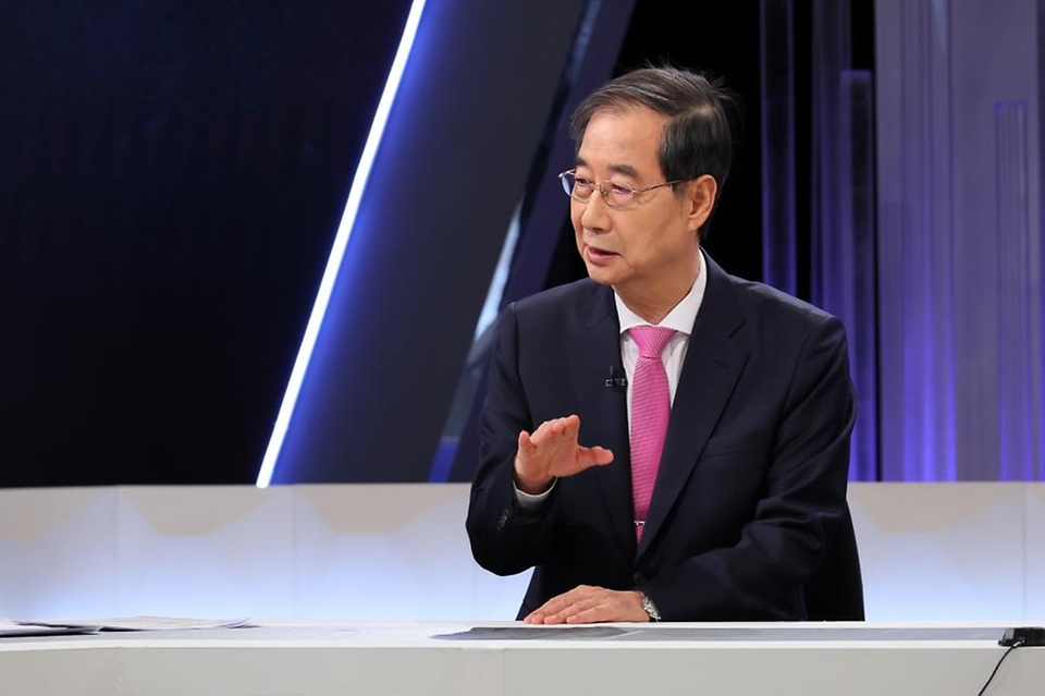 한덕수 대통령권한대행 국무총리가 30일 여의도 KBS에서 방송된 '산불 피해 함께 이겨냅시다' 특별생방송에 출연, 인터뷰에 응하고 있다.