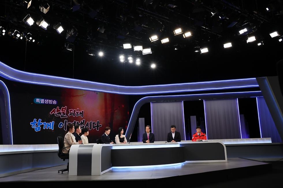 한덕수 대통령권한대행 국무총리가 30일 여의도 KBS에서 방송된 '산불 피해 함께 이겨냅시다' 특별생방송에 출연, 인터뷰에 응하고 있다.