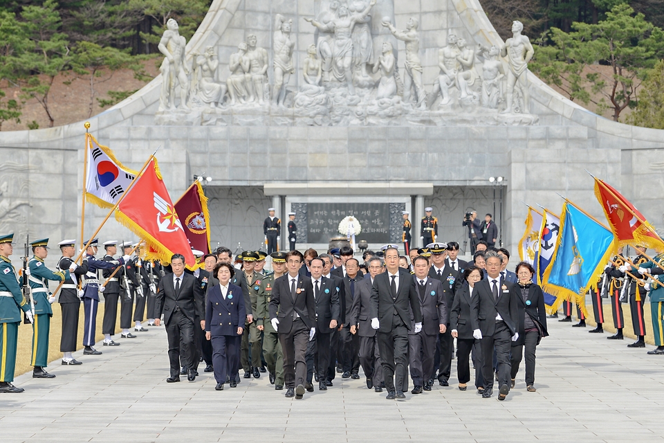 한덕수 대통령 권한대행 국무총리가 28일 오전 국립대전현충원에서 열린 제10회 서해수호의 날 기념식에 참석하여 참배 후 현충탑을 나서고 있다.