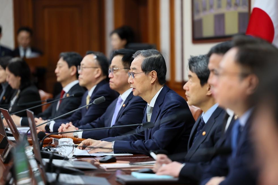 한덕수 대통령 권한대행 국무총리가 1일 세종대로 정부서울청사에서 열린 국무회의를 주재, 모두발언을 하고 있다.