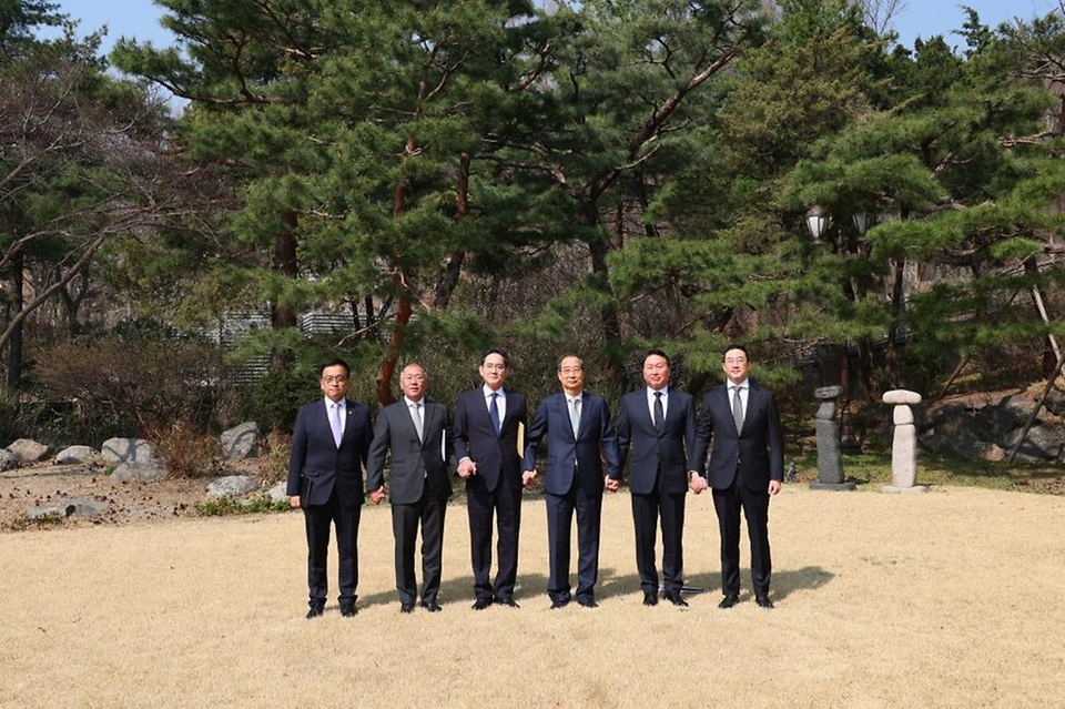 한덕수 대통령 권한대행 국무총리가 1일 삼청동 총리서울공관에서 경제안보전략TF 회의를 주재하고 있다.