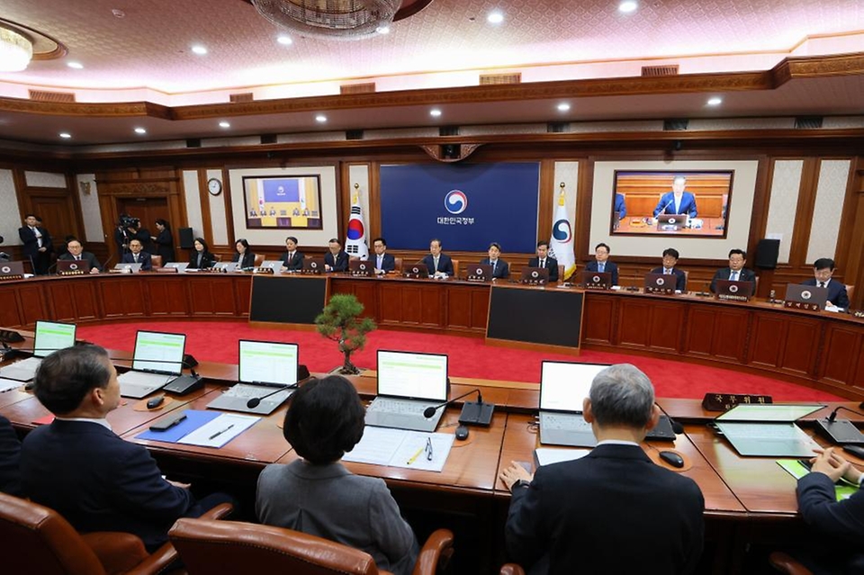한덕수 대통령 권한대행 국무총리가 1일 세종대로 정부서울청사에서 열린 국무회의를 주재, 모두발언을 하고 있다.