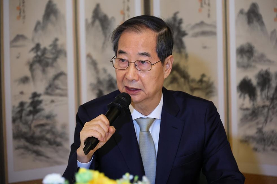 한덕수 대통령 권한대행 국무총리가 1일 삼청동 총리서울공관에서 경제안보전략TF 회의를 주재하고 있다.