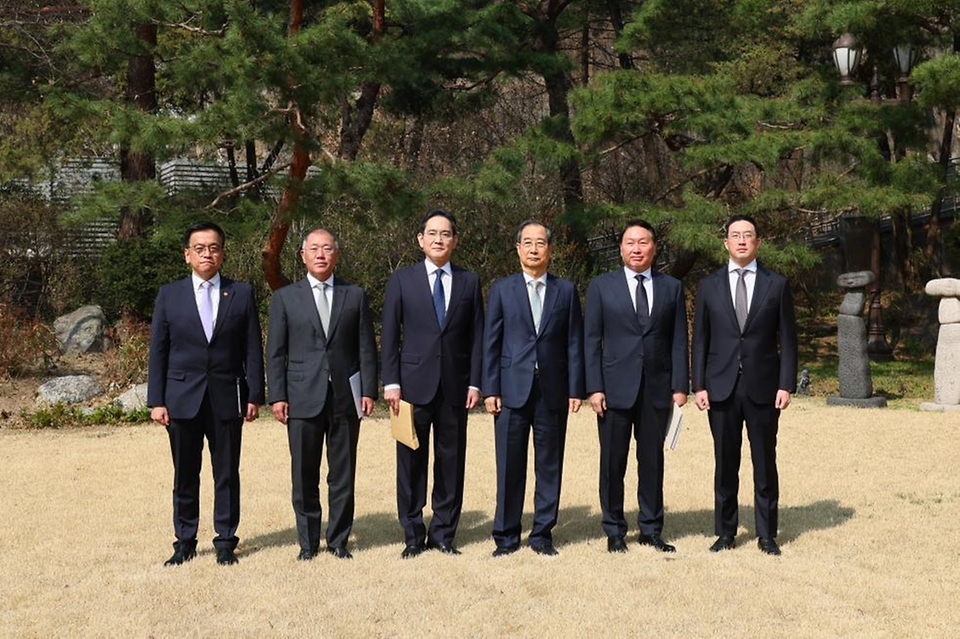 한덕수 대통령 권한대행 국무총리가 1일 삼청동 총리서울공관에서 경제안보전략TF 회의를 주재하고 있다.