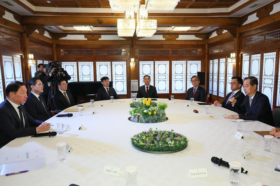한덕수 대통령 권한대행 국무총리가 1일 삼청동 총리서울공관에서 경제안보전략TF 회의를 주재하고 있다.