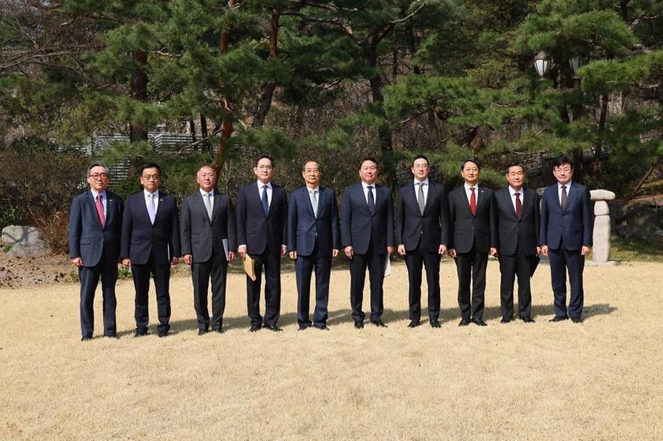 한덕수 대통령 권한대행 국무총리가 1일 삼청동 총리서울공관에서 경제안보전략TF 회의를 주재하고 있다.