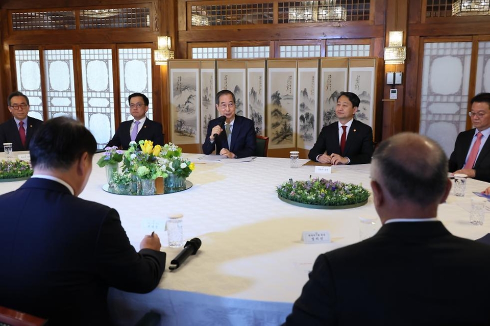 한덕수 대통령 권한대행 국무총리가 1일 삼청동 총리서울공관에서 경제안보전략TF 회의를 주재하고 있다.