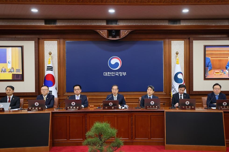 한덕수 대통령 권한대행 국무총리가 1일 세종대로 정부서울청사에서 열린 국무회의를 주재, 모두발언을 하고 있다.