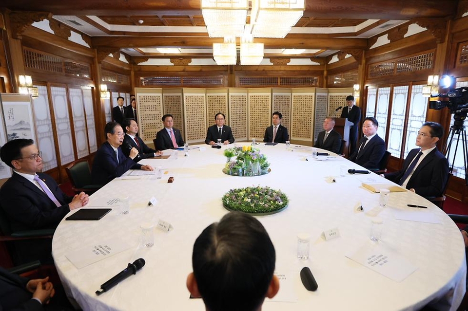 한덕수 대통령 권한대행 국무총리가 1일 삼청동 총리서울공관에서 경제안보전략TF 회의를 주재하고 있다.