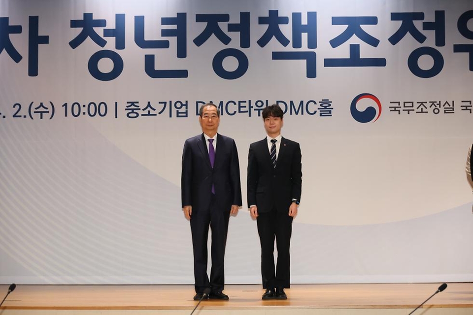 한덕수 대통령 권한대행 국무총리가 2일 마포 중소기업DMC타워에서 청년정책조정위원회 위원들에게 위촉장을 수여하고 있다.