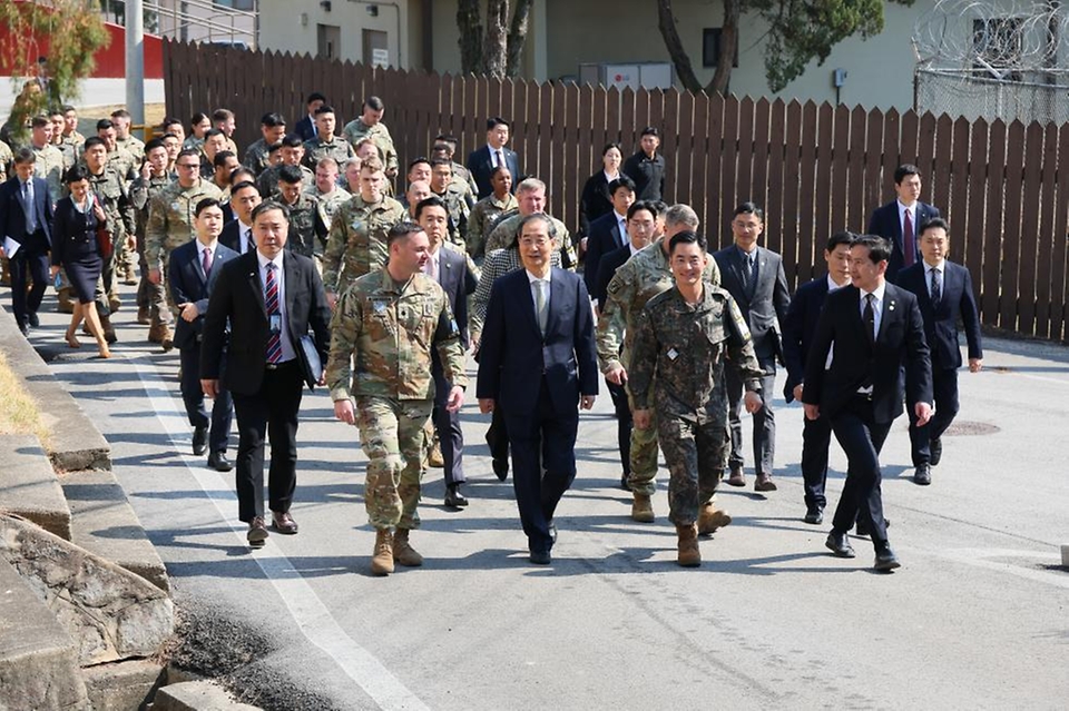 한덕수 대통령 권한대행 국무총리가 1일 경기도 파주 공동경비구역(JSA) 대대를 방문, 방명록 작성 및 격려사를 하고 있다.