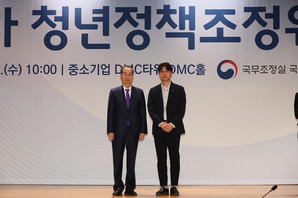 한덕수 대통령 권한대행 국무총리가 2일 마포 중소기업DMC타워에서 청년정책조정위원회 위원들에게 위촉장을 수여하고 있다.