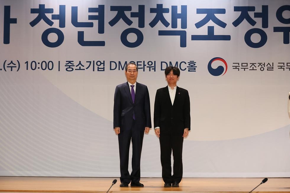 한덕수 대통령 권한대행 국무총리가 2일 마포 중소기업DMC타워에서 청년정책조정위원회 위원들에게 위촉장을 수여하고 있다.