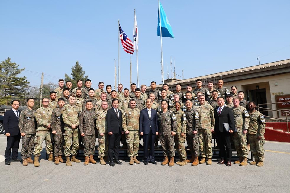 한덕수 대통령 권한대행 국무총리가 1일 경기도 파주 공동경비구역(JSA) 대대를 방문, 방명록 작성 및 격려사를 하고 있다.