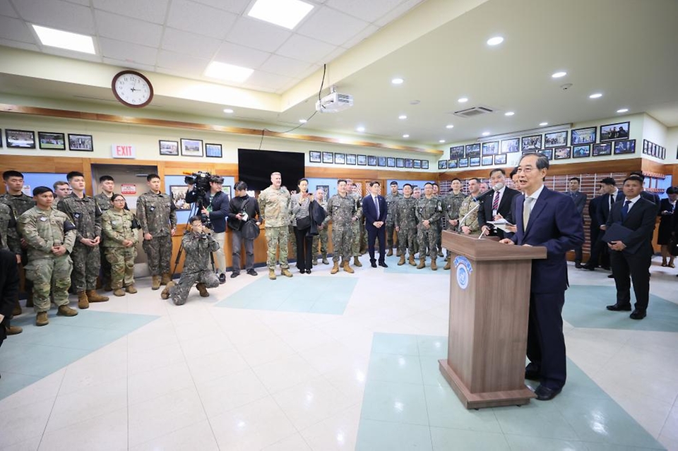 한덕수 대통령 권한대행 국무총리가 1일 경기도 파주 공동경비구역(JSA) 대대를 방문, 방명록 작성 및 격려사를 하고 있다.
