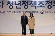 청년정책조정위원회 위원 위촉장 수여식 사진 3
