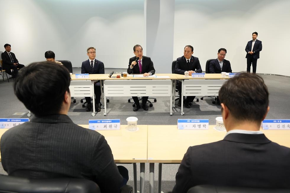 한덕수 대통령 권한대행 국무총리가 3일 제주 혁신성장센터에서 열린 입주기업인들과의 간담회를 하고 있다.