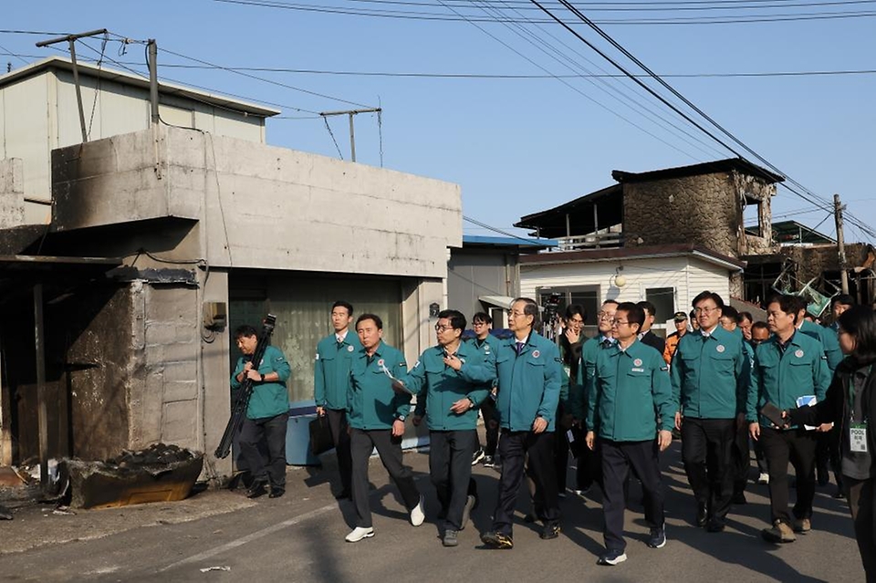 한덕수 대통령 권한대행 국무총리가 2일 산불피해 지역인 경북 영덕군 노물리를 방문 현장을 살펴보고 주민들을 위로하고 있다.