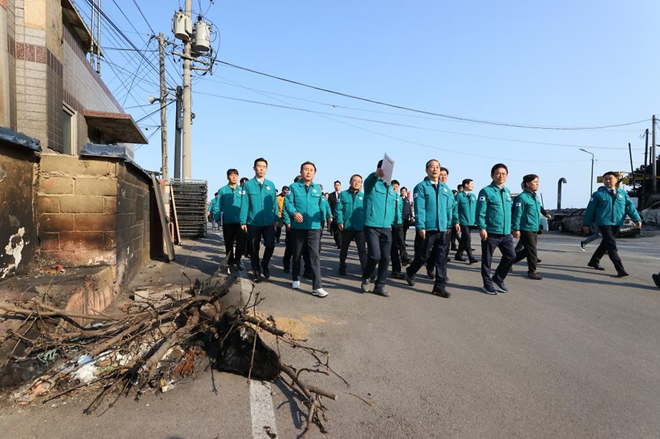 한덕수 대통령 권한대행 국무총리가 2일 산불피해 지역인 경북 영덕군 노물리를 방문 현장을 살펴보고 주민들을 위로하고 있다.