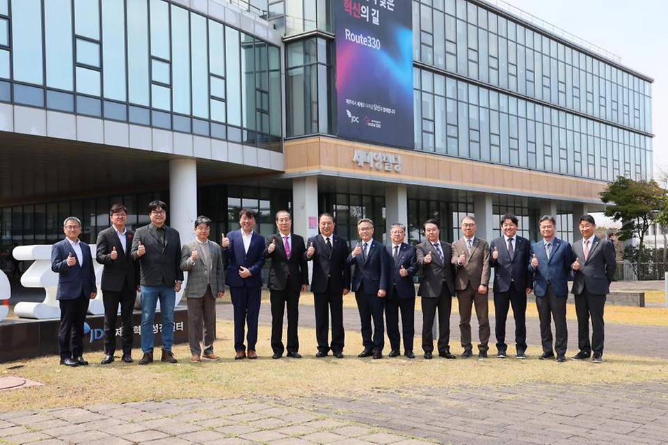 한덕수 대통령 권한대행 국무총리가 3일 제주 혁신성장센터에서 열린 입주기업인들과의 간담회를 하고 있다.