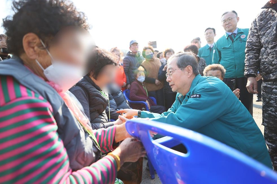 한덕수 대통령 권한대행 국무총리가 2일 산불피해 지역인 경북 영덕군 노물리를 방문 현장을 살펴보고 주민들을 위로하고 있다.