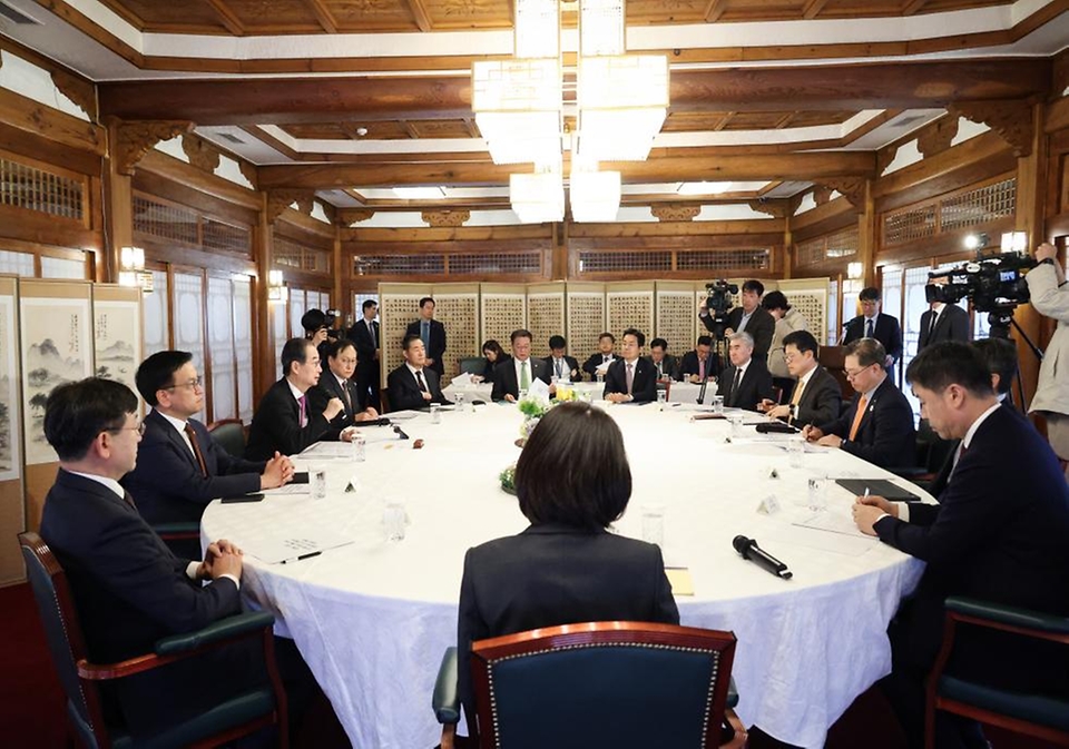 한덕수 대통령 권한대행 국무총리가 3일 삼청동 총리서울공관에서 경제안보전략TF 회의를 주재하고 있다.