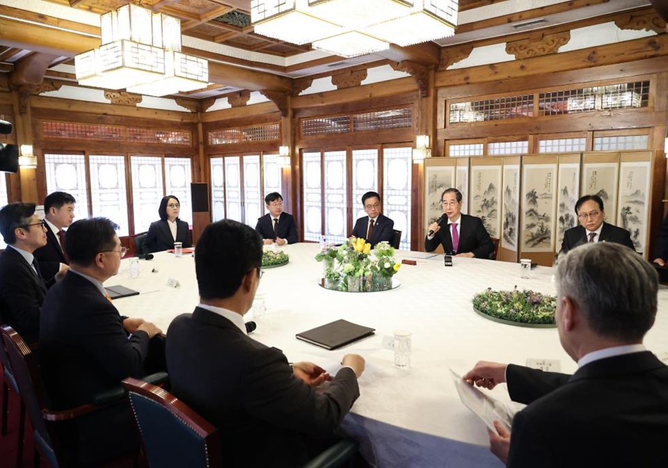 한덕수 대통령 권한대행 국무총리가 3일 삼청동 총리서울공관에서 경제안보전략TF 회의를 주재하고 있다.