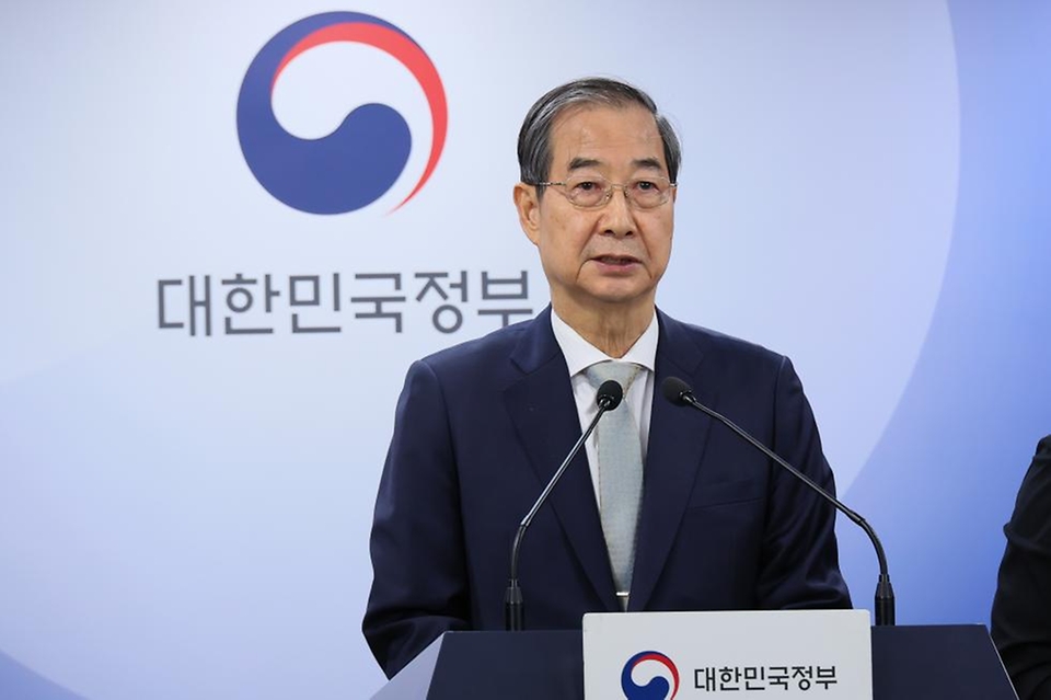 한덕수 대통령 권한대행 국무총리가 4일 세종대로 정부서울청사에서 헌법재판소의 윤석열 대통령 파면 선고 관련 대국민 담화를 하고 있다.