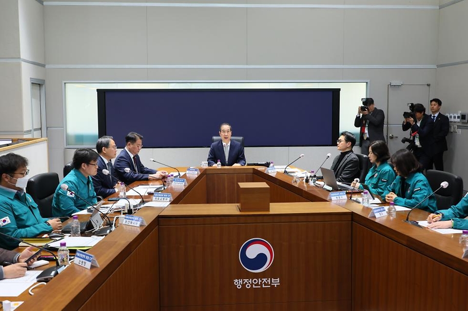 한덕수 대통령 권한대행 국무총리가 4일 세종대로 정부서울청사 중앙재난안전상황실에서 치안상황점검회의를 주재하고 있다.