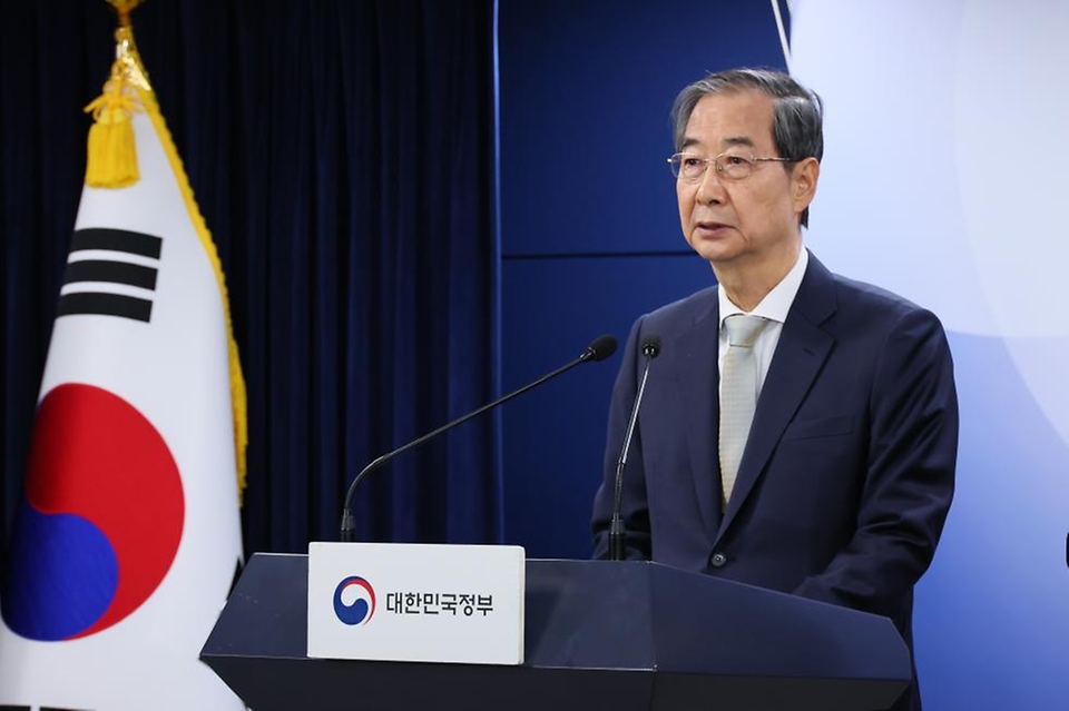 한덕수 대통령 권한대행 국무총리가 4일 세종대로 정부서울청사에서 헌법재판소의 윤석열 대통령 파면 선고 관련 대국민 담화를 하고 있다.