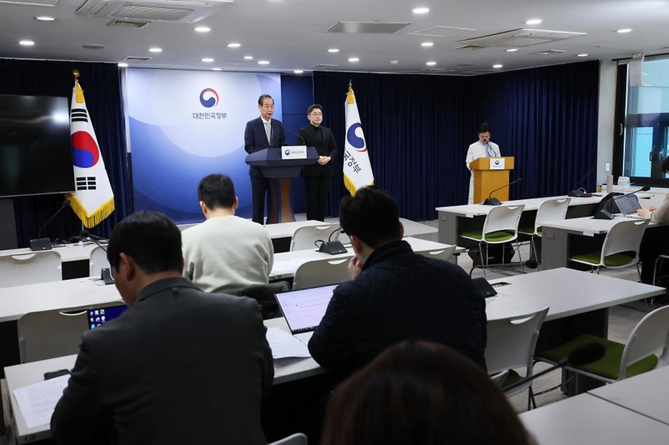한덕수 대통령 권한대행 국무총리가 4일 세종대로 정부서울청사에서 헌법재판소의 윤석열 대통령 파면 선고 관련 대국민 담화를 하고 있다.