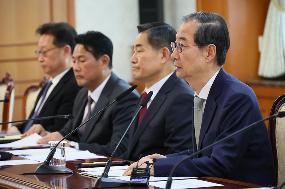 한덕수 대통령 권한대행 국무총리가 4일 세종대로 정부서울청사에서 국가안전보장회의(NSC)를 주재하고 있다.