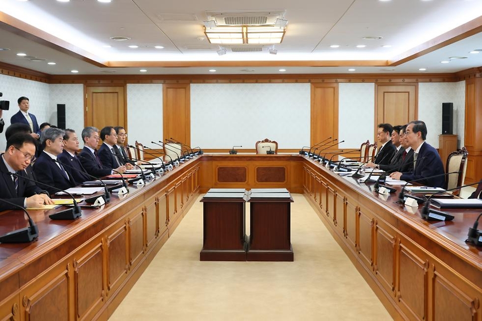 한덕수 대통령 권한대행 국무총리가 4일 세종대로 정부서울청사에서 국가안전보장회의(NSC)를 주재하고 있다.