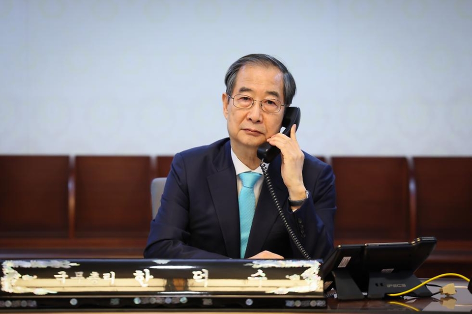 한덕수 대통령 권한대행 국무총리가 11일 세종대로 정부서울청사에서 소말리아 아덴만 해역에 파병 중인 청해부대 44진과 통화를 하고 있다.