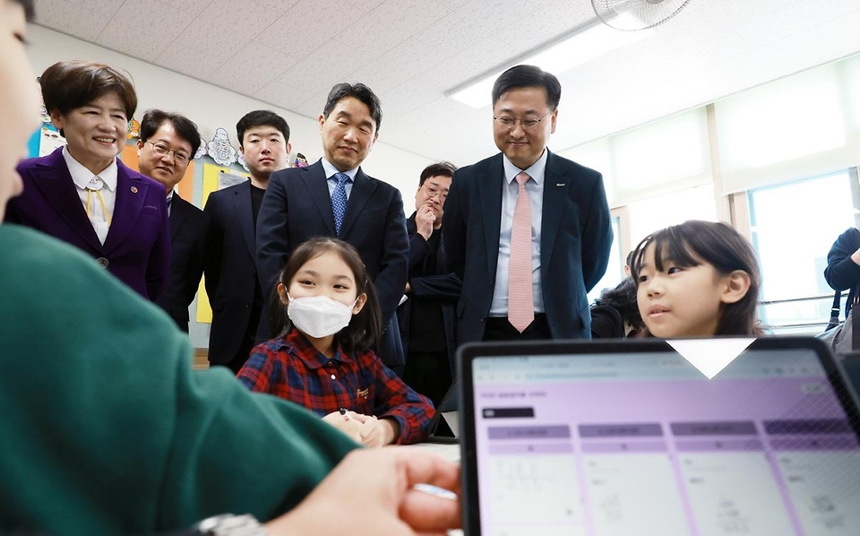 이주호 부총리 겸 교육부 장관은 4월 10일(목) 용계초(대구)를 방문하여 인공지능(AI) 디지털 교과서를 활용한 수업을 참관하고 교육청, 학교 관계자 등과 간담회를 개최에 참석하였다.
