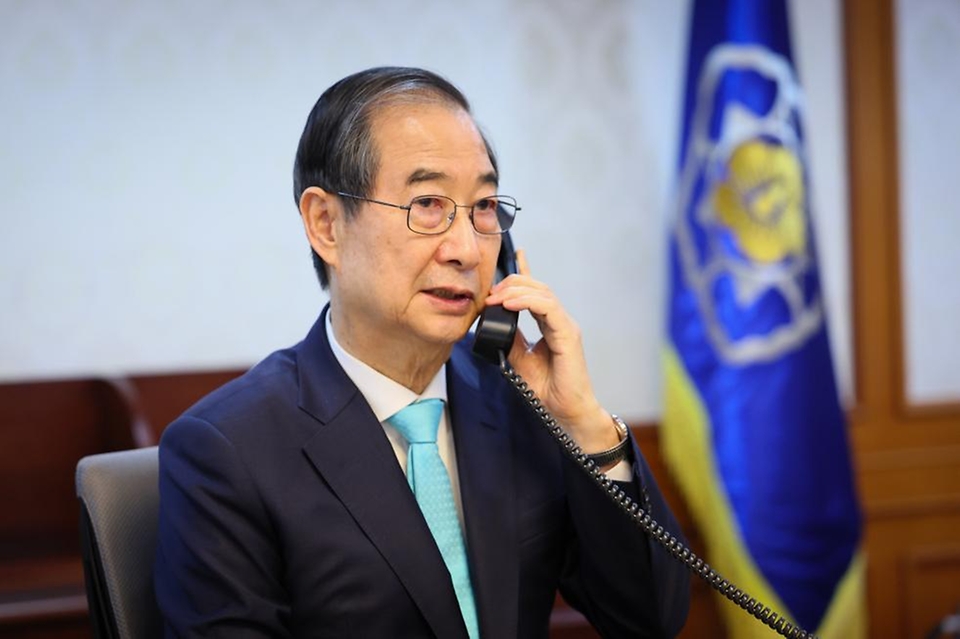 한덕수 대통령 권한대행 국무총리가 11일 세종대로 정부서울청사에서 소말리아 아덴만 해역에 파병 중인 청해부대 44진과 통화를 하고 있다.
