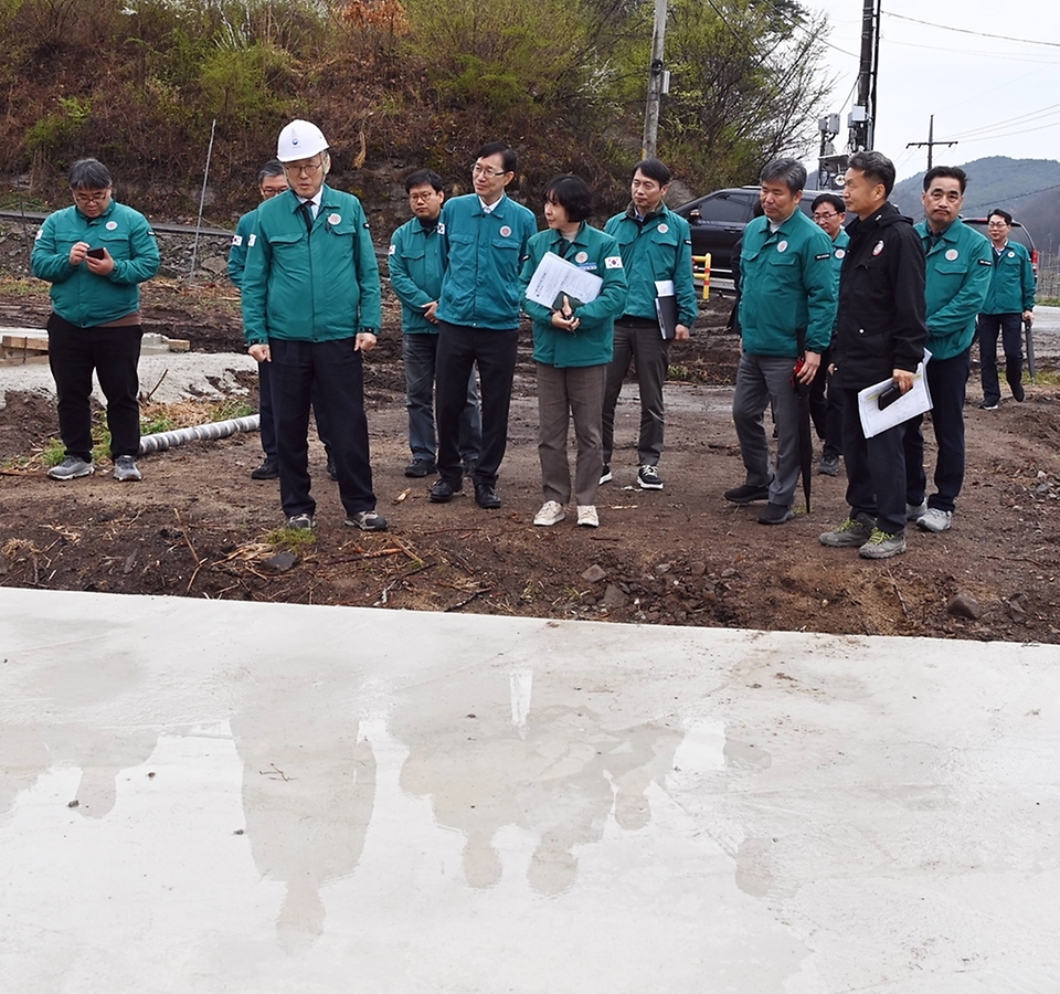 이한경 행안부 재난안전관리본부장이 14일 경북 의성군 옥산면에 마련된 산불 피해 주민들을 위한 임시조립주택 설치 현장 점검하고 있다.