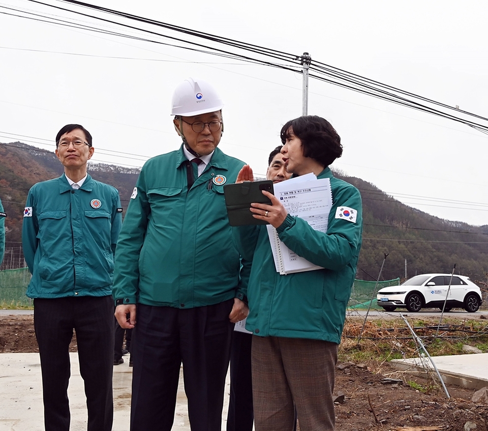 이한경 행안부 재난안전관리본부장이 14일 경북 의성군 옥산면에 마련된 산불 피해 주민들을 위한 임시조립주택 설치 현장 점검하고 있다.