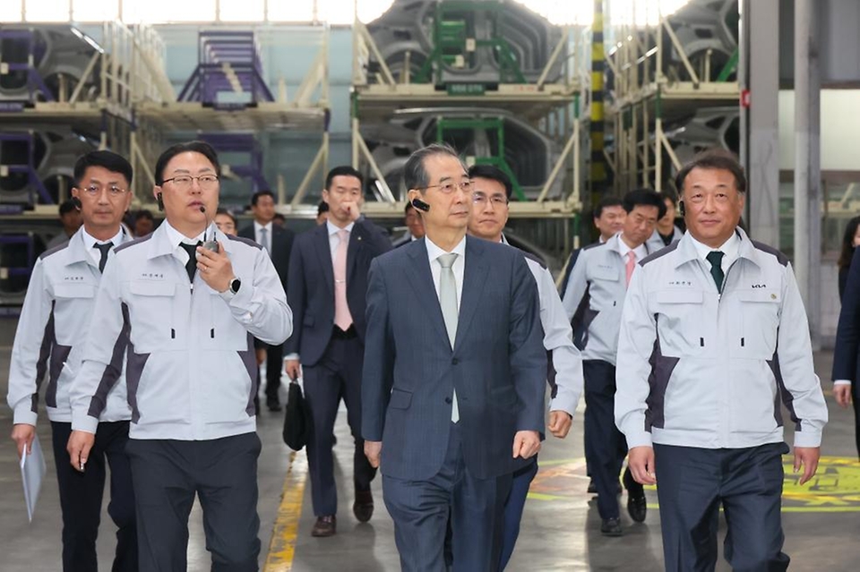 한덕수 대통령 권한대행 국무총리가 15일 기아 오토랜드 광주공장을 방문, 시설을 참관하고 자동차 산업 현장 간담회를 주재하고 있다.