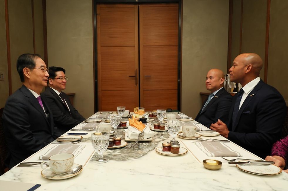 한덕수 대통령 권한대행 국무총리가 16일 종로구 포시즌스 호텔에서 웨스 무어 미국 메릴랜드 주지사를 접견, 인사 및 환담을 나누고 있다.