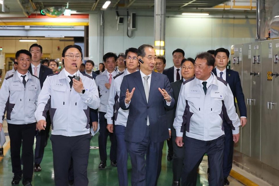 한덕수 대통령 권한대행 국무총리가 15일 기아 오토랜드 광주공장을 방문, 시설을 참관하고 자동차 산업 현장 간담회를 주재하고 있다.