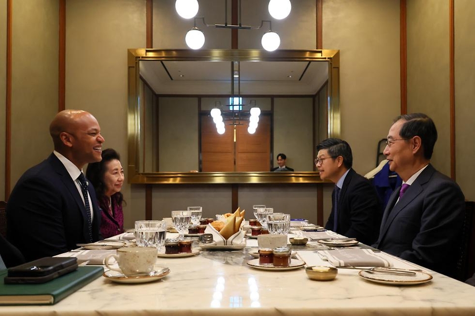 한덕수 대통령 권한대행 국무총리가 16일 종로구 포시즌스 호텔에서 웨스 무어 미국 메릴랜드 주지사를 접견, 인사 및 환담을 나누고 있다.