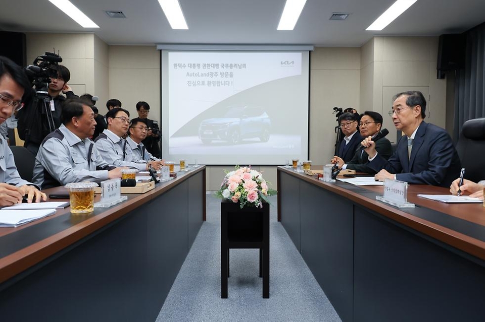 한덕수 대통령 권한대행 국무총리가 15일 기아 오토랜드 광주공장을 방문, 시설을 참관하고 자동차 산업 현장 간담회를 주재하고 있다.