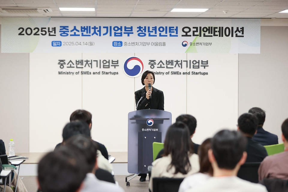 오영주 중기부 장관은 14일(월) 세종시 중기부 어울림홀에서 올해 상반기에 채용된 청년인턴 60명을 대상으로 청년인턴 오리엔테이션을 진행하였다.