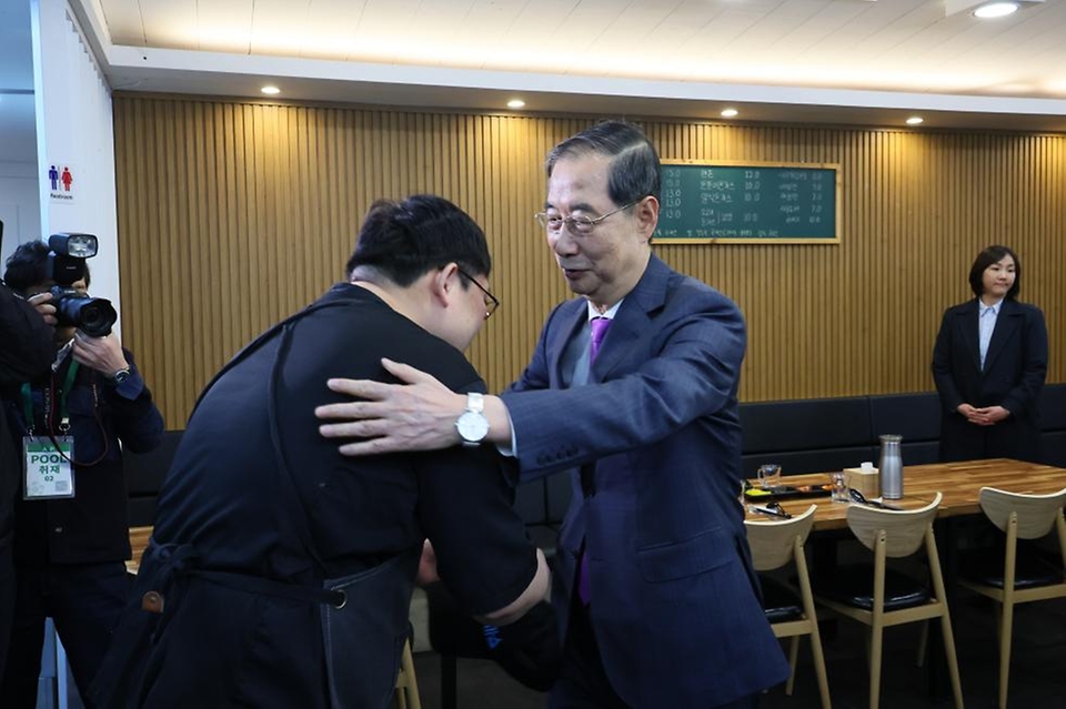 한덕수 대통령 권한대행 국무총리가 16일 결식 아동들에게 무료 점심을 제공해온 울산 뚠뚠이 돈가스를 방문, 사장과 인사를 나누고 직원들을 격려하고 있다.