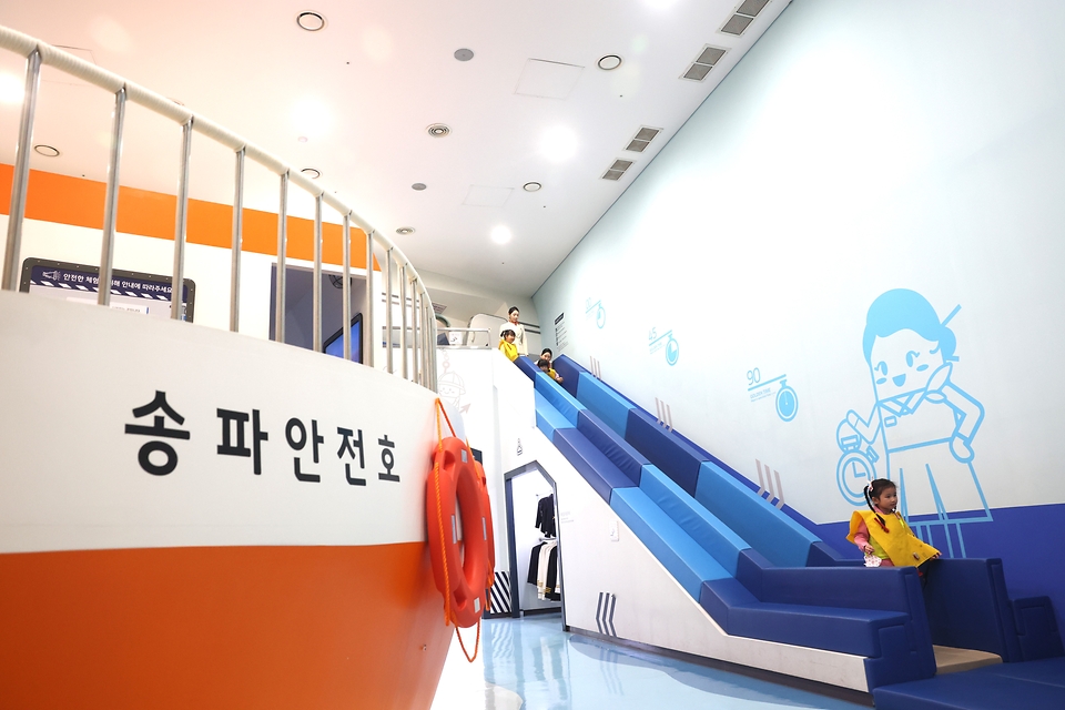 국민안전의 날인 16일 오전 서울 송파구 송파안전체험교육관에서 열린 '2025 송파안전체험'에서 어린이들이 안전 체험을 하고 있다.