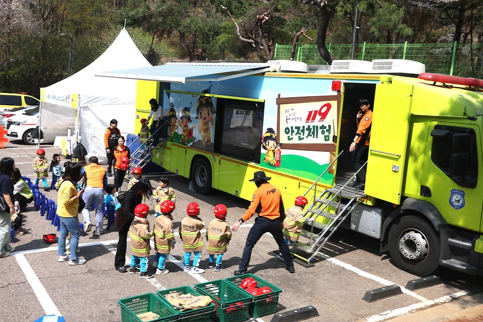 국민안전의 날인 16일 오전 서울 송파구 송파안전체험교육관에서 열린 '2025 송파안전체험'에서 어린이들이 안전 체험을 하고 있다.