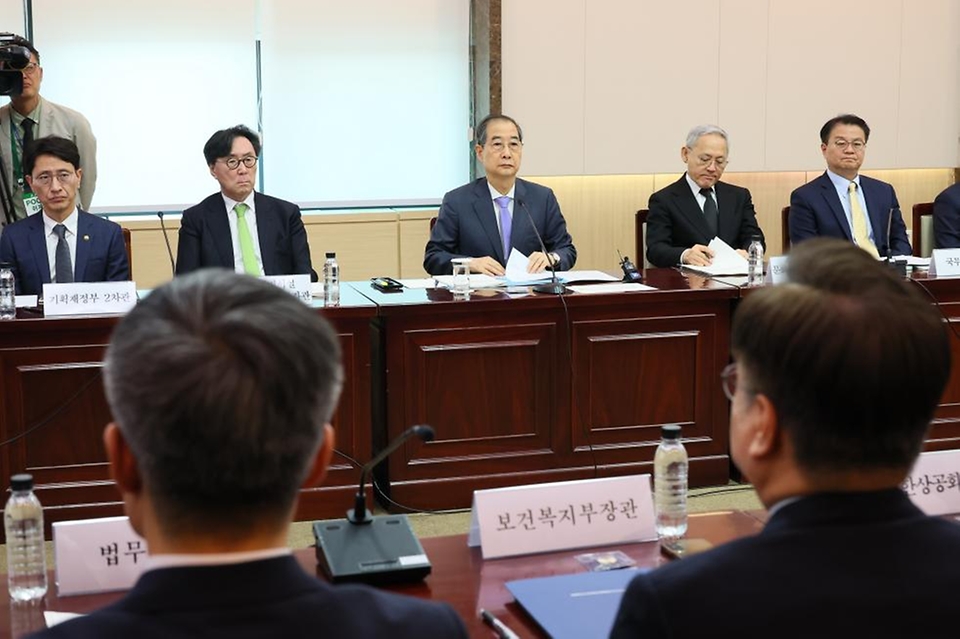 한덕수 대통령 권한대행 국무총리가 17일 세종대로 정부서울청사에서 제6차 2025년 아시아태평양경제협력체(APEC) 정상회의 준비위원회를 주재하고 있다.